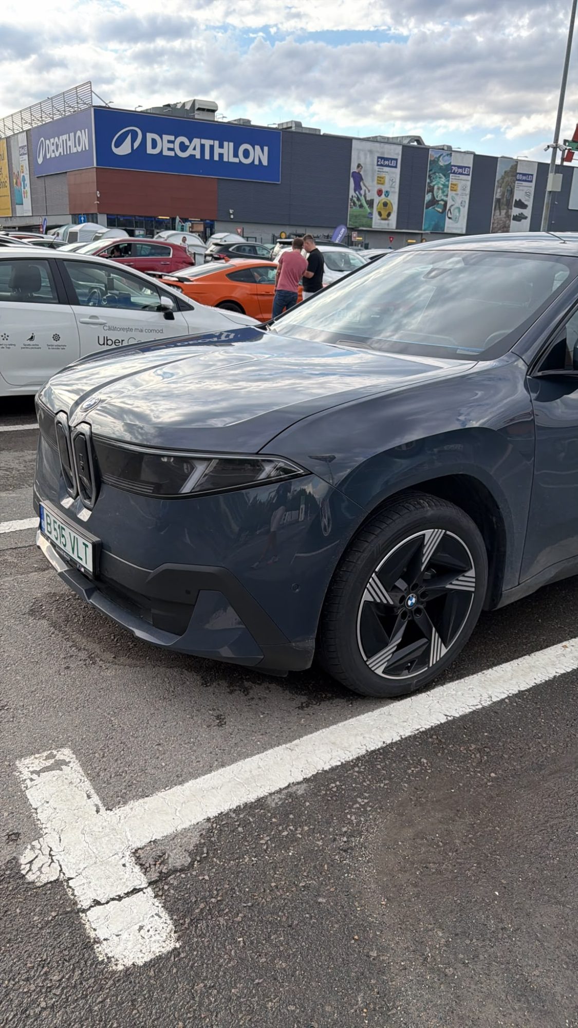 BMW iX3 în parcarea Decathlon, dimineața, RO1000 2026